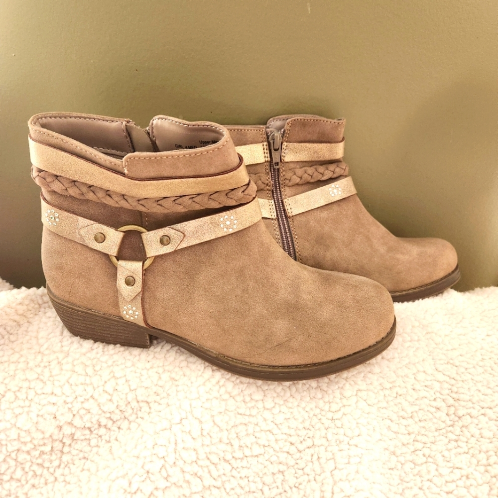 Girl SO boots 4 $55